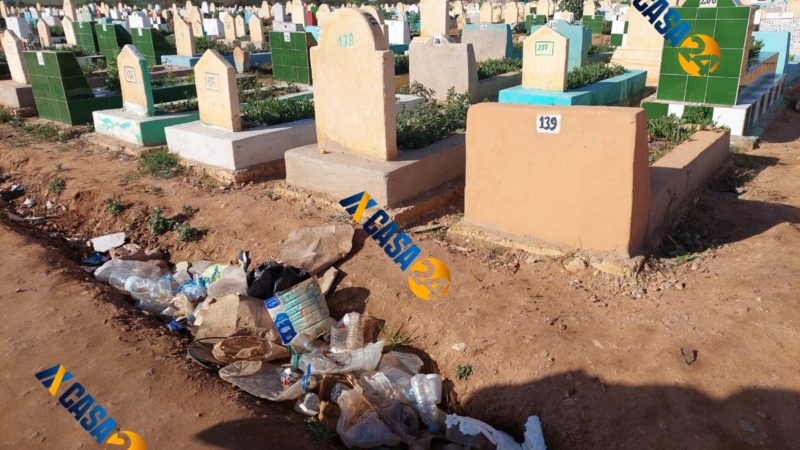 بالصور.. الأزبال والنفايات البلاستيكية تنتهك حرمة مقبرة «الغفران» بالدار البيضاء