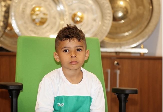 بالصور.. الرجاء يلحق الموهبة «عدنان» بأكاديميته