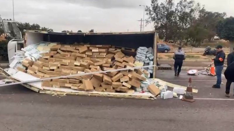 انقلاب شاحنة محملة بالبضائع يستنفر عناصر الأمن بالدار البيضاء