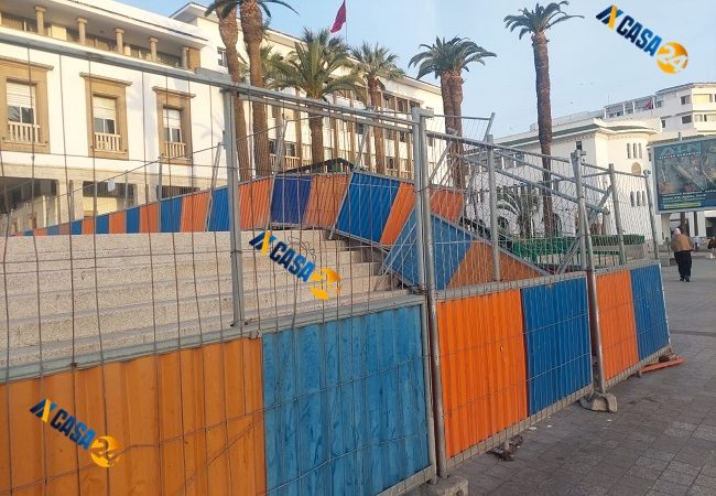رغم انتهاء الأشغال.. حواجز حديدية «تشوه» جنبات أشهر ساحات البيضاء (+صور)
