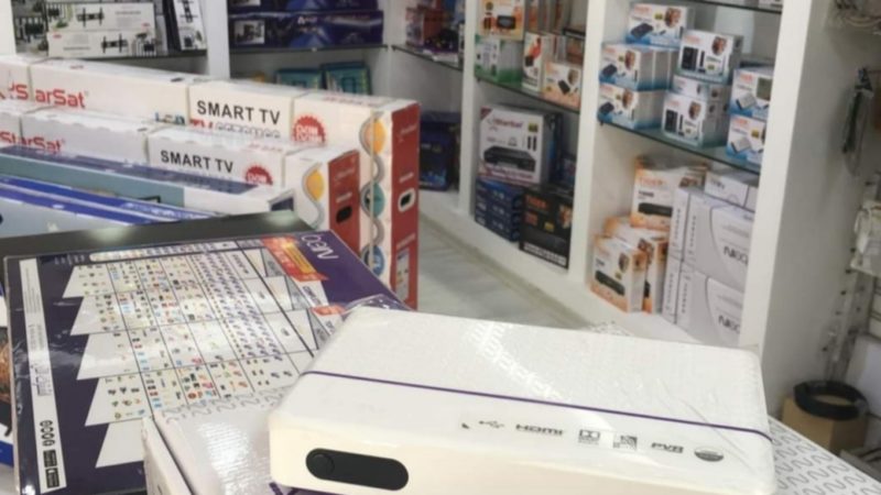 إقبال كبير على اقتناء أجهزة استقبال «بي إن سبورت وiptv» في متاجر كاراج علال