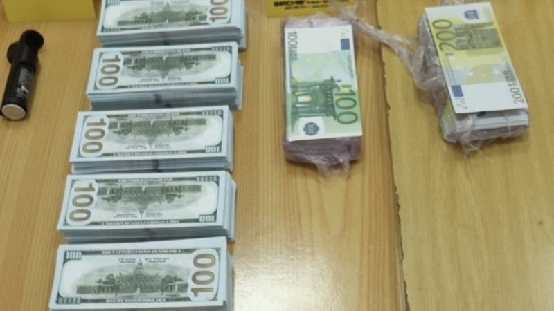 أمن درب السلطان يحجز كمية كبيرة من العملات الأجنبية المزورة لدى نصاب