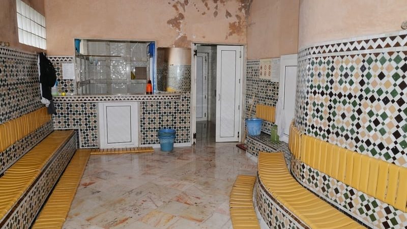 بعد قرار الإغلاق.. إقبال كبير اليوم الأحد على حمامات في الدار البيضاء