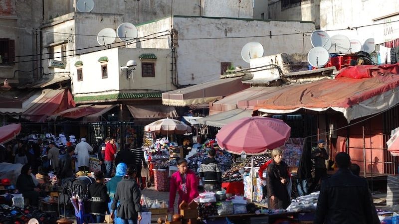 الباعة الجائلون يعرقلون حركة السير والجولان في سباتة