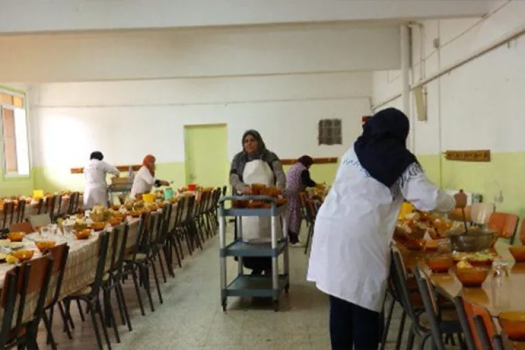 المطاعم المدرسية تحت قبة البرلمان