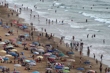 غياب المراحيض في شواطئ الدار البيضاء والمحمدية يغضب الزوار والمصطافين
