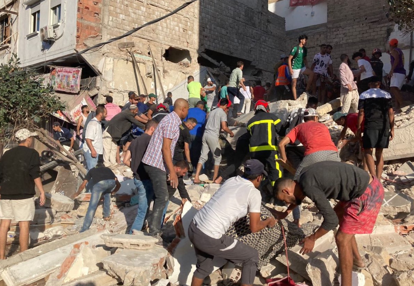 «لهطة»المنعشين العقاريين تهدد حياة البيضاويين.. قبو تجاري وراء انهيار منزل شارع بوشعيب الدكالي