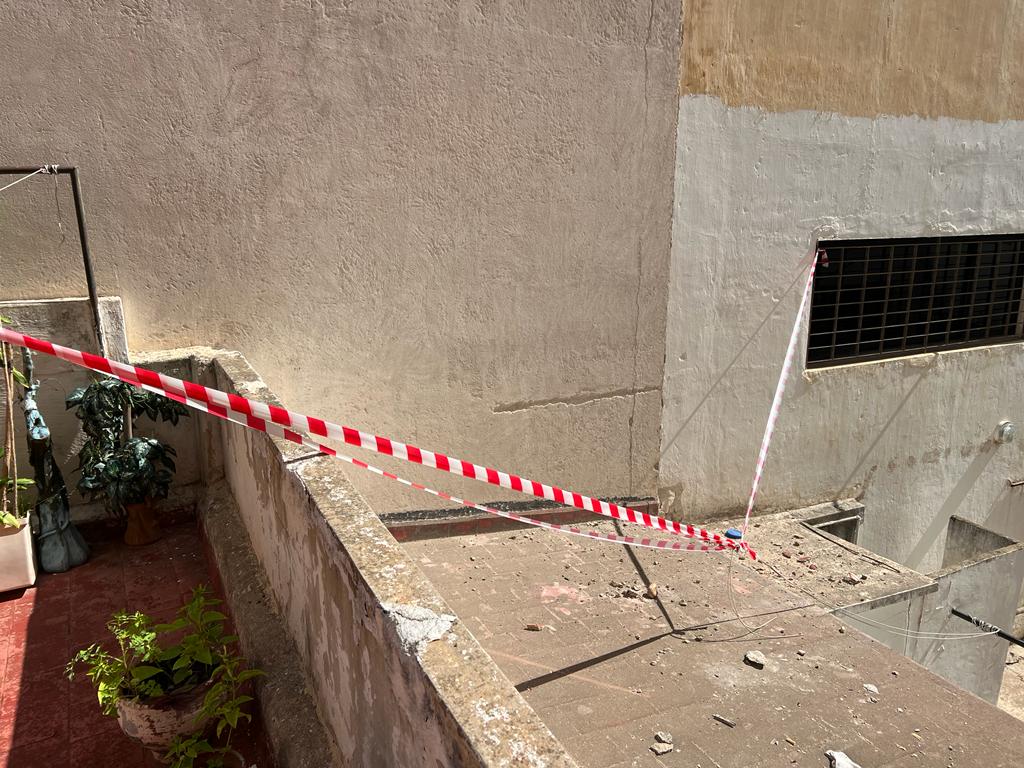 وريث عمارة سكنية يرغب في طرد المكترين بطريقة جهنمية.. أحاطها بشريط أحمر بدعوى تعرضها للزلزال