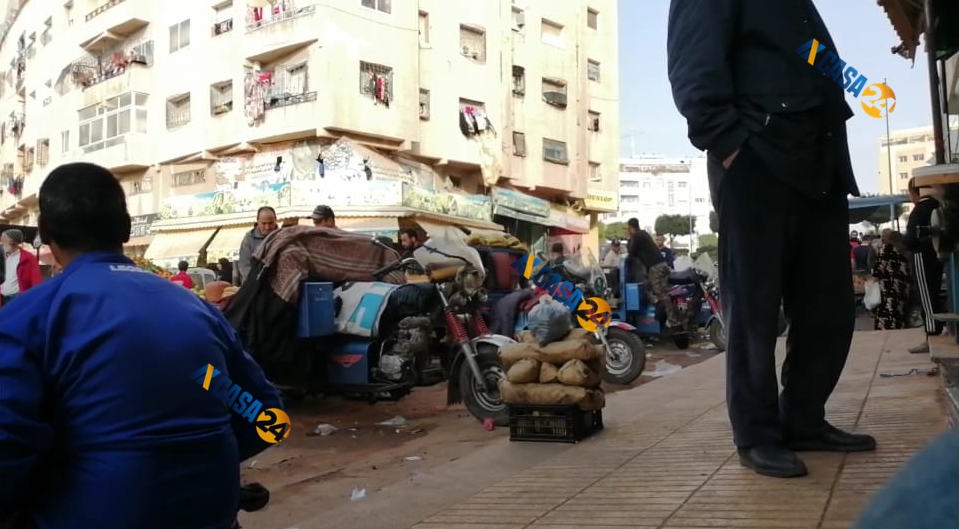 «امبراطورية الكرارس».. 9 أحياء بالبيضاء تعيش تحت رحمة «العربات والباعة المتجولين»