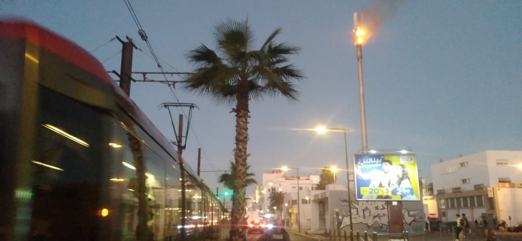 النيران تأكل لاقطا هوائيا لشركة الاتصالات في شارع الفداء