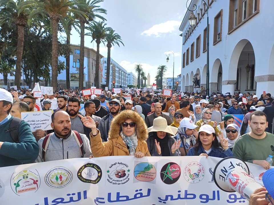 الأساتذة المضربون يواجهون اقتطاع الأجور بعدم تعويض الزمن المدرسي المهدور
