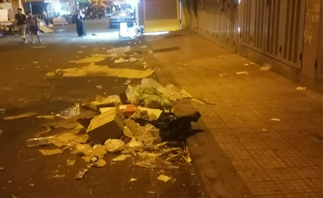 كثرة مخلفات وأزبال الباعة المتجولين تغضب سكان حي مولاي رشيد