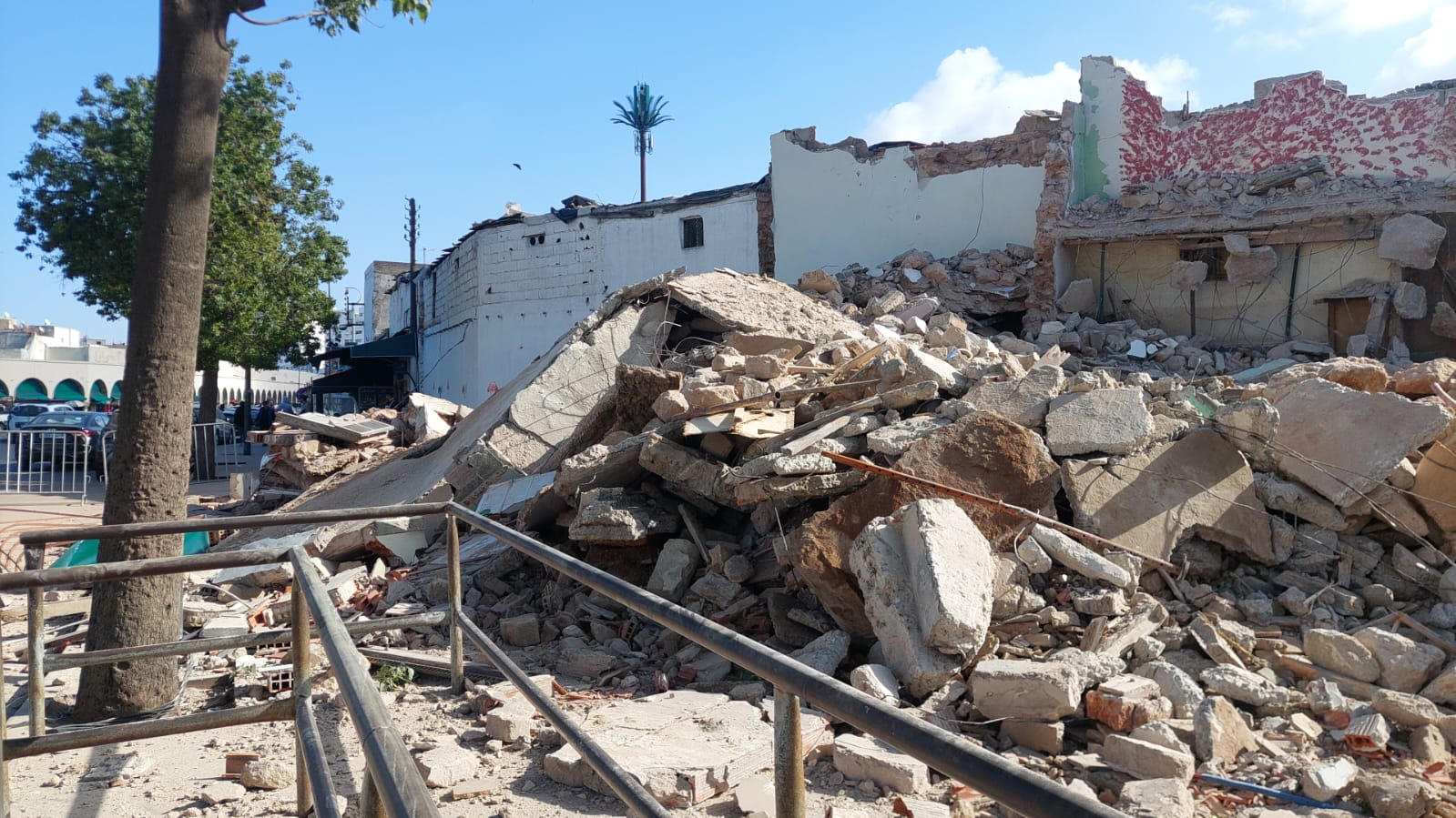 الجرافات تهدم بنايات آيلة للسقوط بمحيط شارع الجيش الملكي بالدار البيضاء