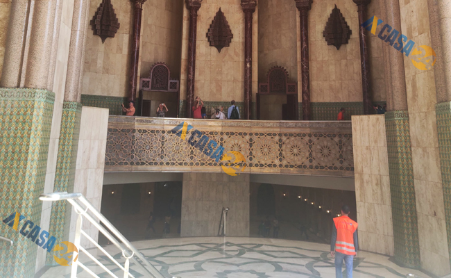 إقبال ملحوظ للسياح الأجانب على زيارة مسجد الحسن الثاني بالدار البيضاء
